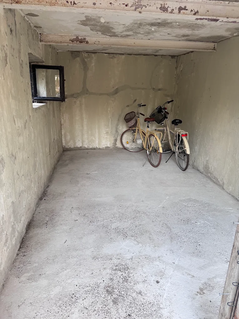 Nachher: leere, geräumte Garage nach der Entrümpelung