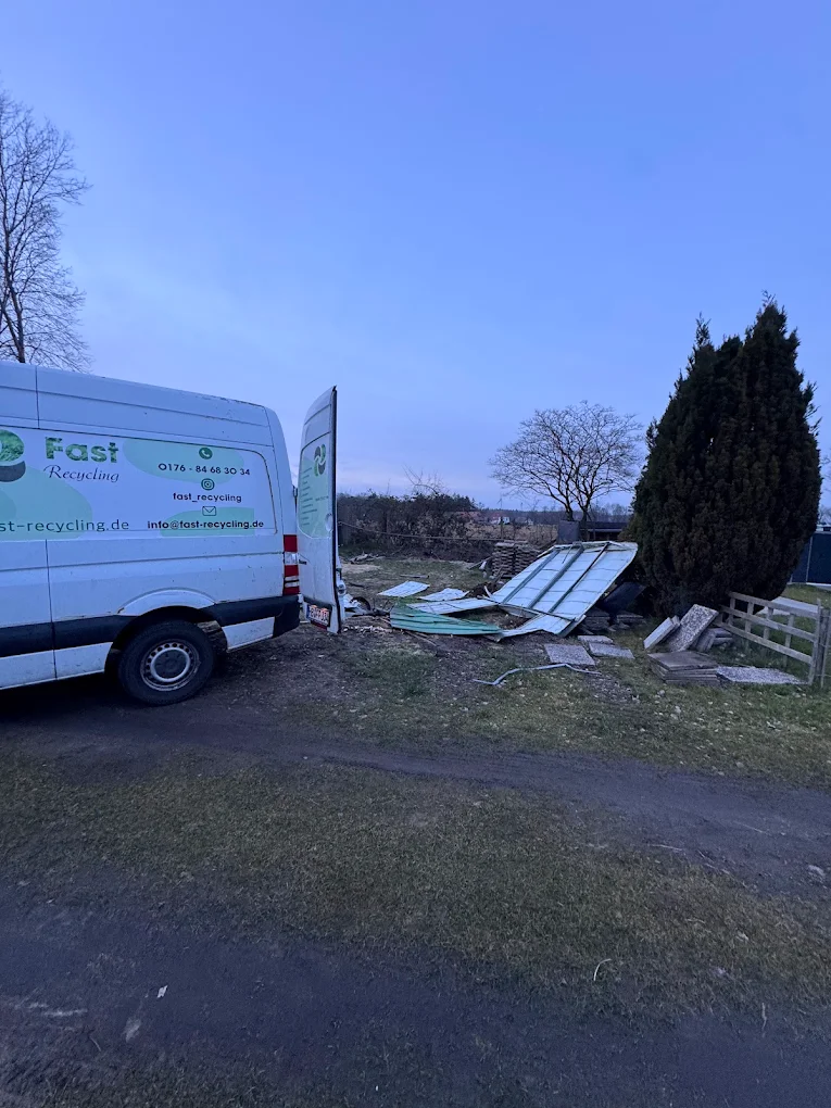 Transporter von Fast Recycling beim Abtransport von Sperrmüll