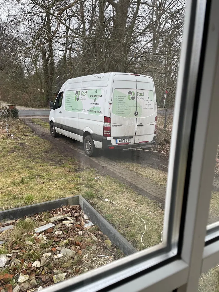 Transporter von Fast Recycling beim Abholen von Möbeln